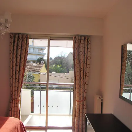 Moderne à - 50 M² - Vue Sur Jardin Appartamento Antibes