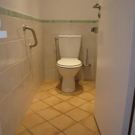 Appartement D'une A A 250 M De La Avec Jardin Clos Et Wifi Antibes