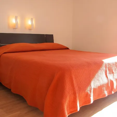 Appartement D'une A A 250 M De La Avec Jardin Clos Et Wifi